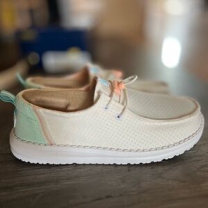 HEY DUDE Woman’s Sz 9 Wendy Perf Sport Shoes